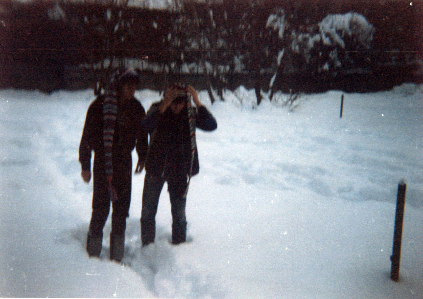 in curte, pitici 2.jpg